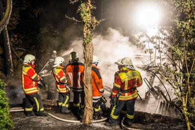Ostfildern-Ruit: Gartenhaus brennt vollstaendig nieder - Feuerwehr muss ueber 400 Meter Schlauchleitung legen